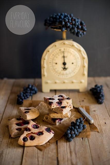 Orkiszowa focaccia z winogronami