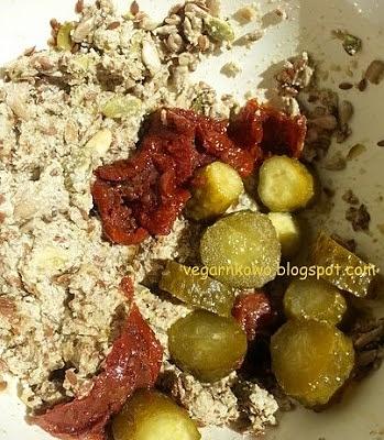 Wegańska pasta kanapkowa z suszonymi pomidorami i pestkami
