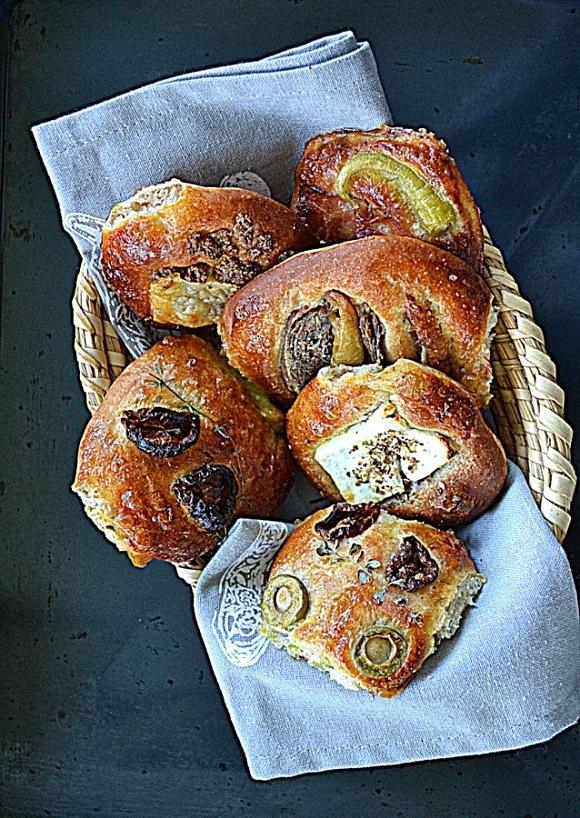 Drożdżówki z wytrawnym akcentem na październikową piekarnię