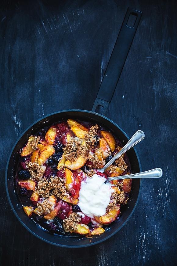Owsiany crumble z brzoskwiniami, jeżynami i truskawkami