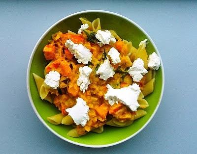 Makaron z dynią szynką parmeńską ricottą i bazylią