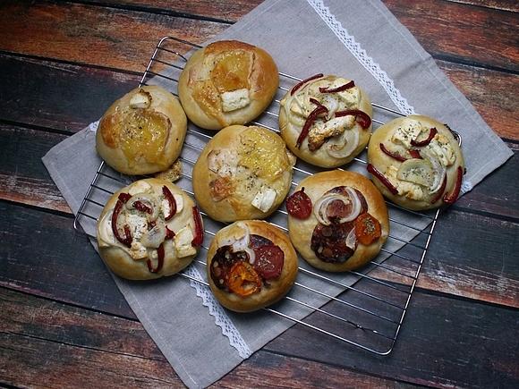 Wytrawne drożdżówki pieczone w październikowej piekarni