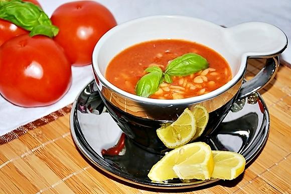 Domatesli şehriye çorbası - turecka pomidorowa z makaronem i ciecierzycą
