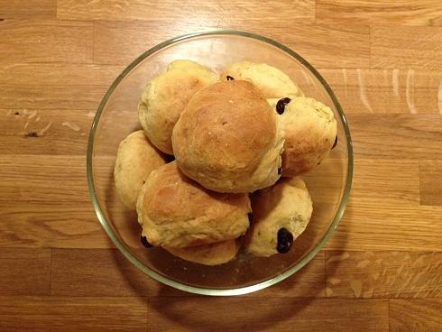 Lussekatter szwedzkie bułeczki szafranowe z żurawiną