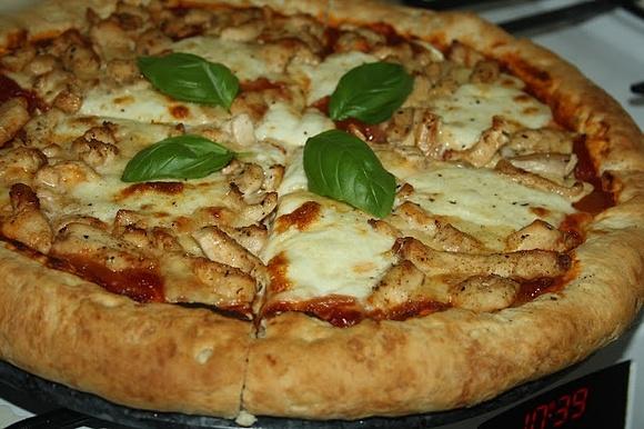 Pizza z kurczakiem pieczona na kamieniu