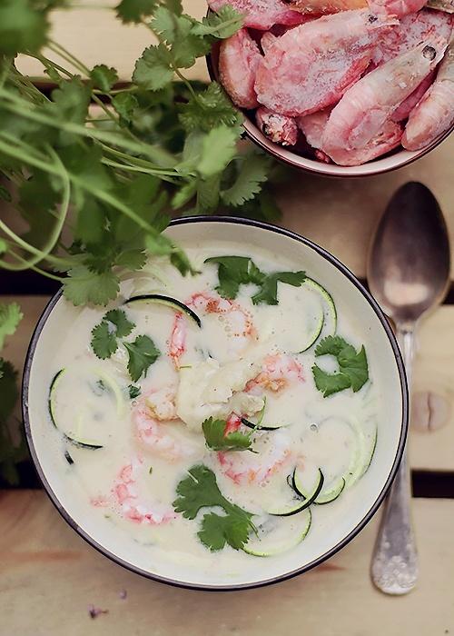 Kokosowa zupa z krewetkami, dorszem i cukiniowymi nudlami