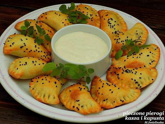 Pieczone pierogi z kaszą i kapustą