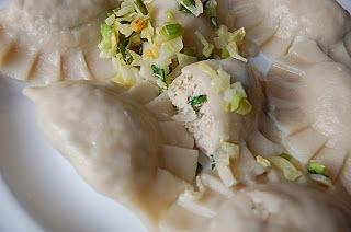 Delikatne pierogi z indykiem, natką pietruszki i porem