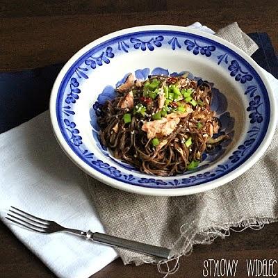 Makaron soba z łososiem w stylu azjatyckim