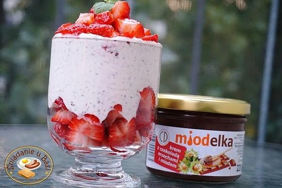 Czekoladowo-miodowy jogurt z chia i truskawkami