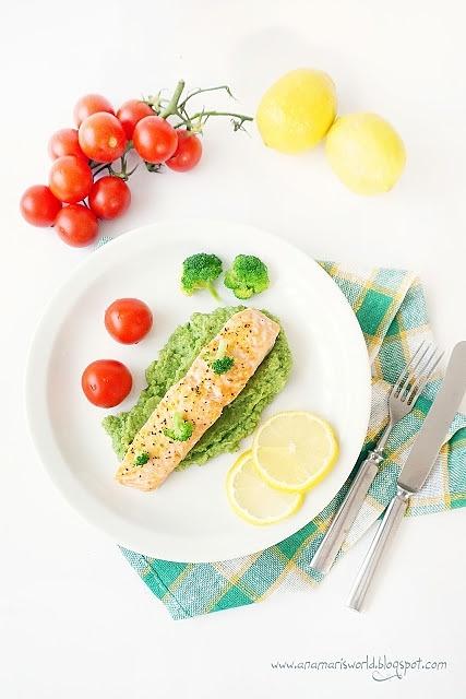 Pieczony łosoś z brokułowym puree