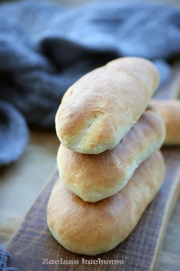 Bułki na hot dogi na światowy dzień chleba