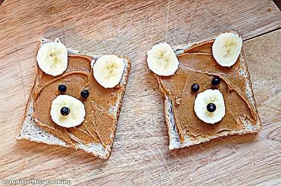 Kanapki dla dziecka z bananem i jagodami