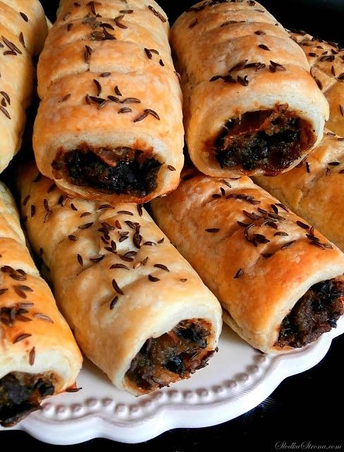 Kapuśniaczki z ciasta francuskiego ze słodką kapustą i pieczarkami