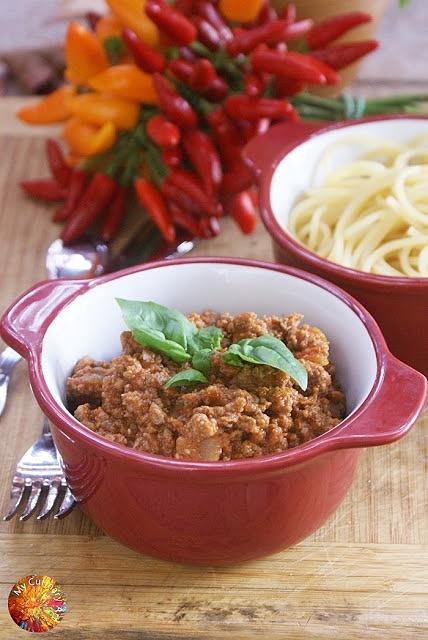 Spaghetti z lekkim pikantnym sosem pomidorowym i wołowiną