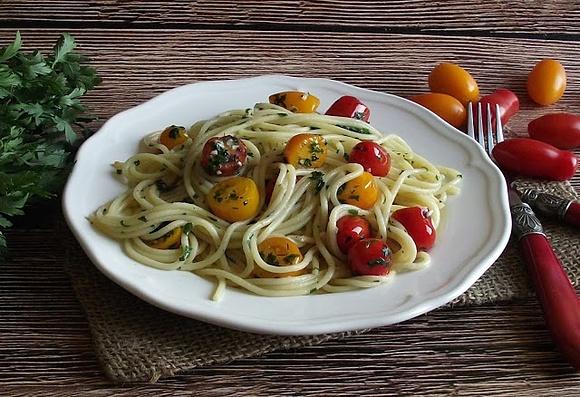 Spaghetti pietruszkowo czosnkowe z pomidorkami