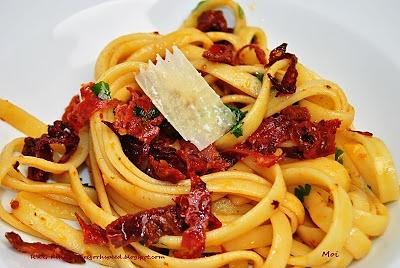 Fettuccine z suszonymi pomidorami i chorizo