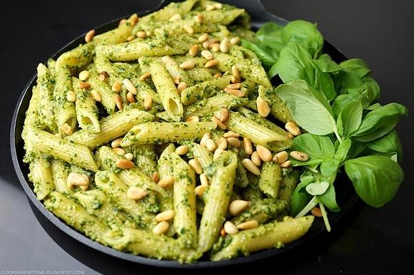 Penne z pesto z bazylii, szpinaku i jarmużu z prażonymi orzeszkami