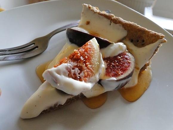 Tarta gryczana z jogurtem waniliowym i figami