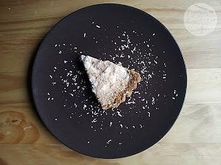 Tarta z ciasteczkowym spodem i pieczonym bananem