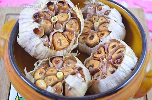 Czosnek pieczony - prosty przepis na aromatyczną przekąskę