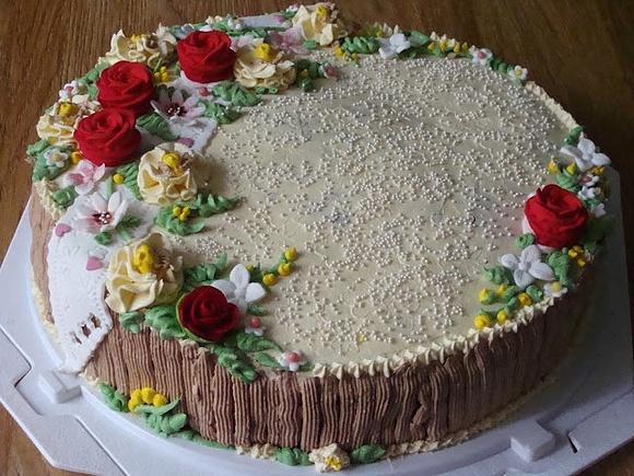 Tort kawowy z mascarpone, wiśniami i cukierkami kasztankami