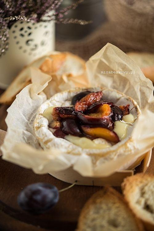 Pieczony camembert ze śliwkami