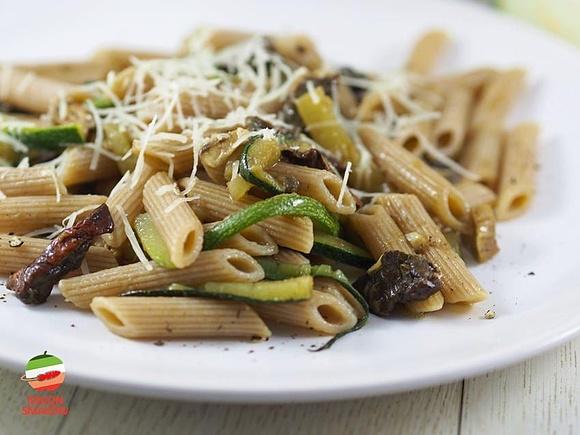 Makaron penne ze świeżymi borowikami i cukinią