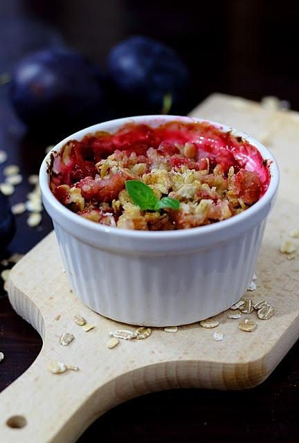 Jesienne crumble ze śliwkami i imbirem