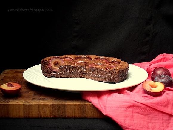 Pan Helmig i czekoladowa tarta ze śliwkami