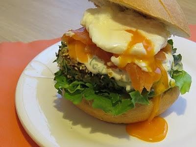 Burger z plackiem z cukinii, łososiem i jajkiem w koszulce