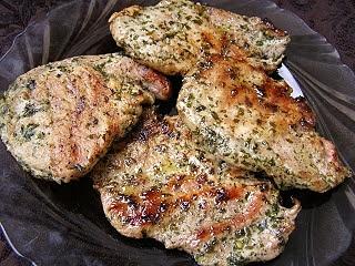 Pyszne grillowane schabowe z czosnkiem niedźwiedzim