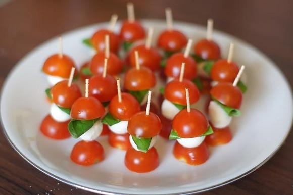 Koreczki z mozzarellą i pomidorkami koktajlowymi