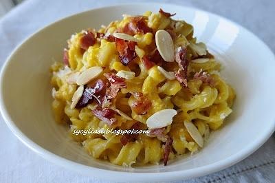 Makaron z dyniowym pesto i chrupiącym speckiem
