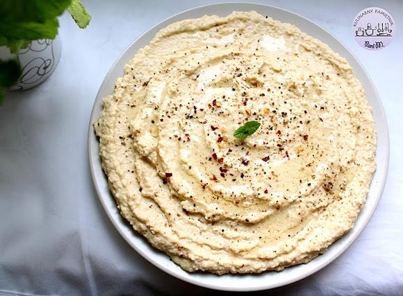 Hummus z czosnkiem i cytryną