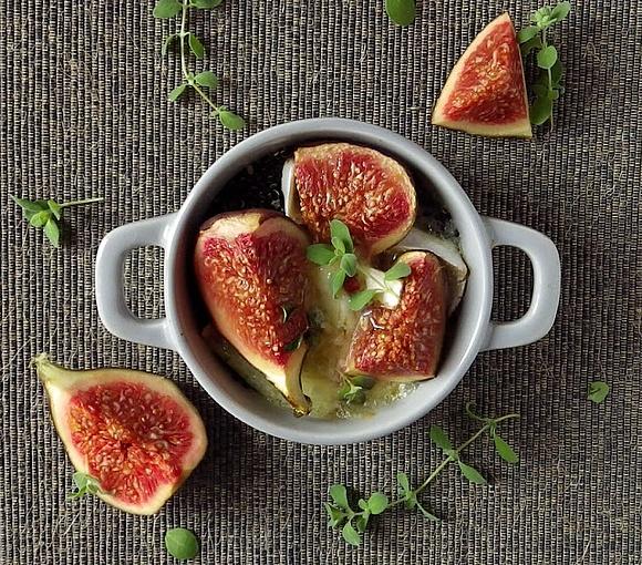 Czarna quinoa zapiekana z figami i serem pleśniowym