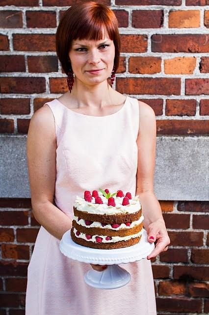 Tort marcepanowy z malinami