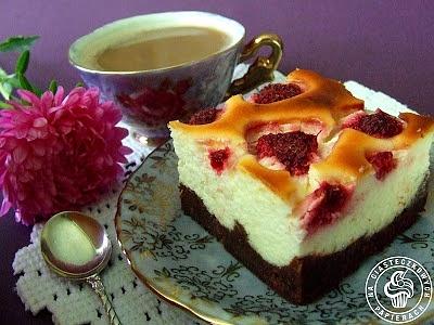 Sernikobrownie z malinami