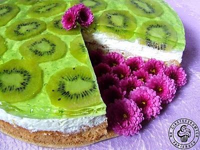 Limonkowy torcik z kiwi i galaretką na biszkoptowym spodzie