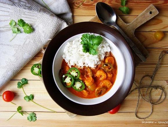Błyskawiczne curry kokosowo-pomidorowe z krewetkami