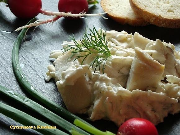 Śledź w śmietanie z jabłkiem i ogórkiem