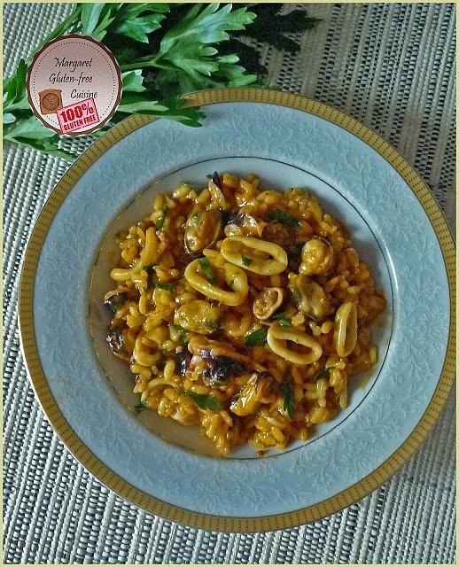 Paella z owocami morza i pomidorami