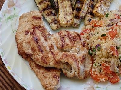 Grillowana pierś z kurczaka w maślance z kuskusem i cukinią