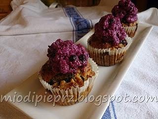 Jagodowe muffiny z jogurtowym kremem