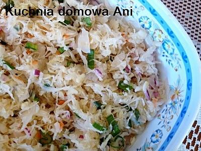 Surówka z kiszonej kapusty z czerwoną cebulą