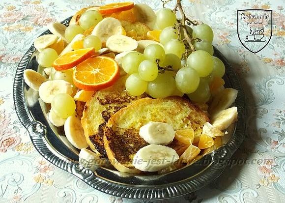 Tosty francuskie z owocami sezonowymi