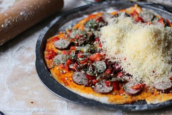 Pizza z wędzonkami i pastą chili