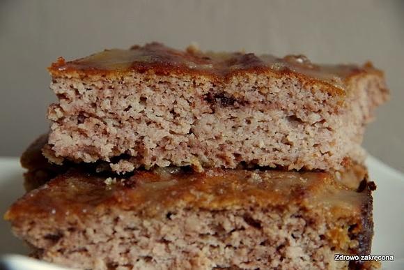 Proste bezzbożowe ciasto bananowo-kokosowe z polewą karmelową