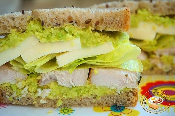 Kanapka z aromatyzowanym dymem indykiem, awokado i mozzarellą