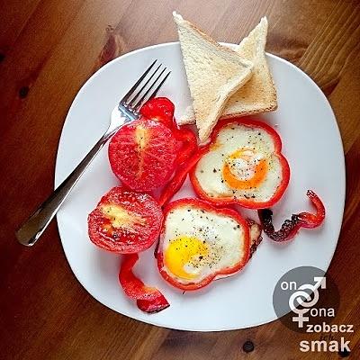 Jajka na czerwono z grillowanymi pomidorami